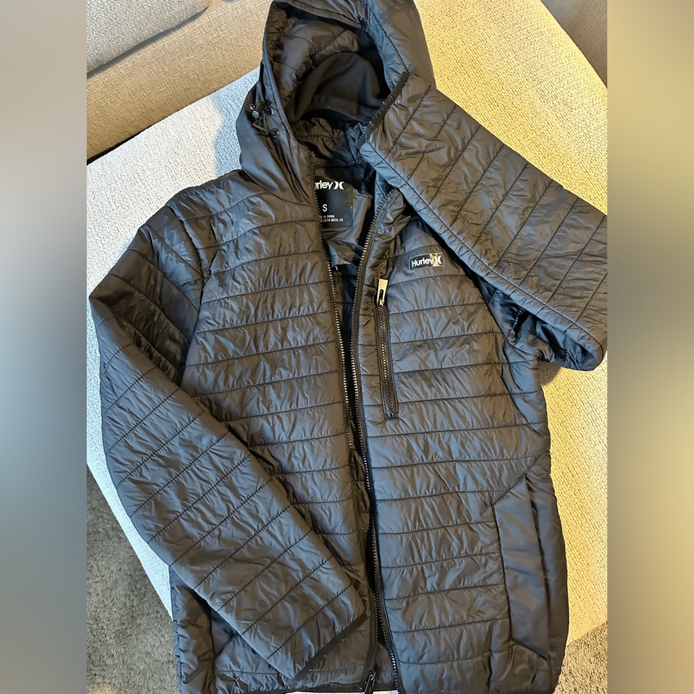 Unisex Hurley light weight quilted puffer jacket. Size small